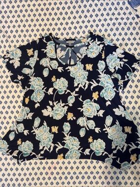 Avenue Navy Floral Short-Sleeve cage Keyhole Top - Blue & White Bloom 18/20